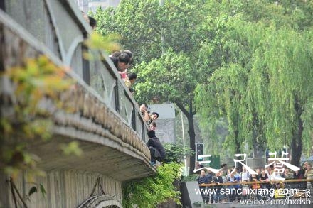 成都一男子欲跳桥 围观者:快跳水浅淹不死(图)