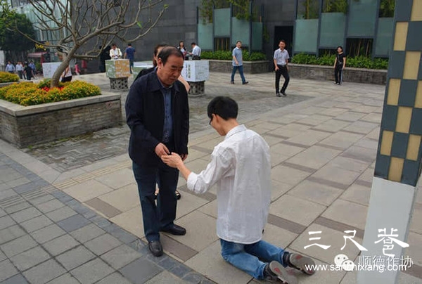 点击查看源网页